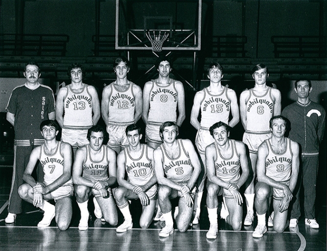 Formazione Pallacanestro Mobilquattro Milano 1971/72. In piedi da sx: Sales (all.), Grasselli, Grey, lucarelli, Nizza, Papetti, Bandini (aiuto all.). Accosciati da sx: Giroldi, Polzot, Zanetti, Masier, De Rossi, Barlucchi.